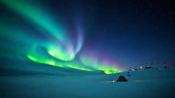Aurora Boreal: Surpreendente imagem em forma de Beija-Flor