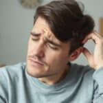 Enxaqueca: conheça os fatores, sintomas e tratamentos para aliviar a dor