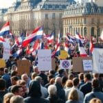 Milhares protestam em Paris exigindo a renúncia de Macron e mudanças na UE