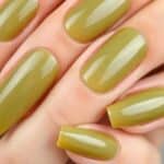 Unhas de azeite: a manicure translúcida que eleva seu visual diário