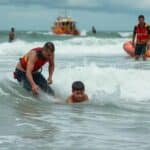 Adolescente é resgatado de afogamento em Florianópolis por guarda-vidas de folga