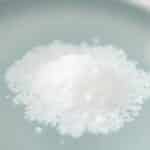 Sal de Epsom: benefícios, usos e cuidados para banho, escalda-pés e via oral