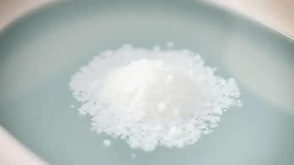 Sal de Epsom: benefícios, usos e cuidados para banho, escalda-pés e via oral