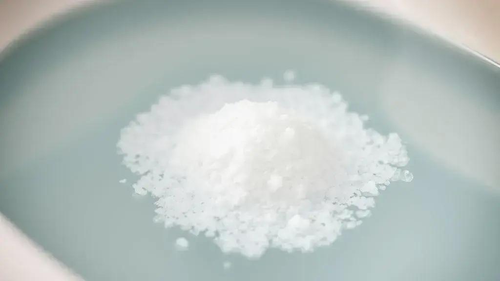 Sal de Epsom: benefícios, usos e cuidados para banho, escalda-pés e via oral