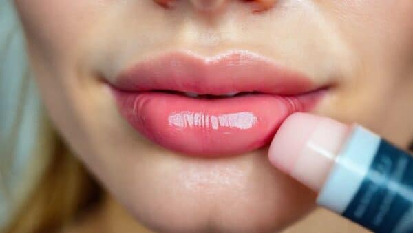 Balm labial que muda de cor pelo calor viraliza entre jovens