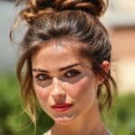 Coques altos desfeitos: o penteado de verão que conquista celebridades
