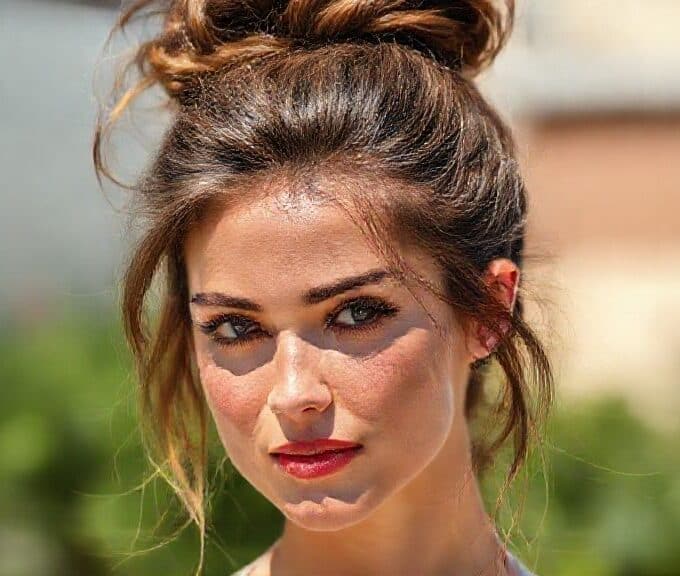 Coques altos desfeitos: o penteado de verão que conquista celebridades