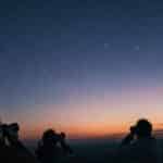 Próximos cometas visíveis em 2025-2026 passam a iluminar o céu com binóculos